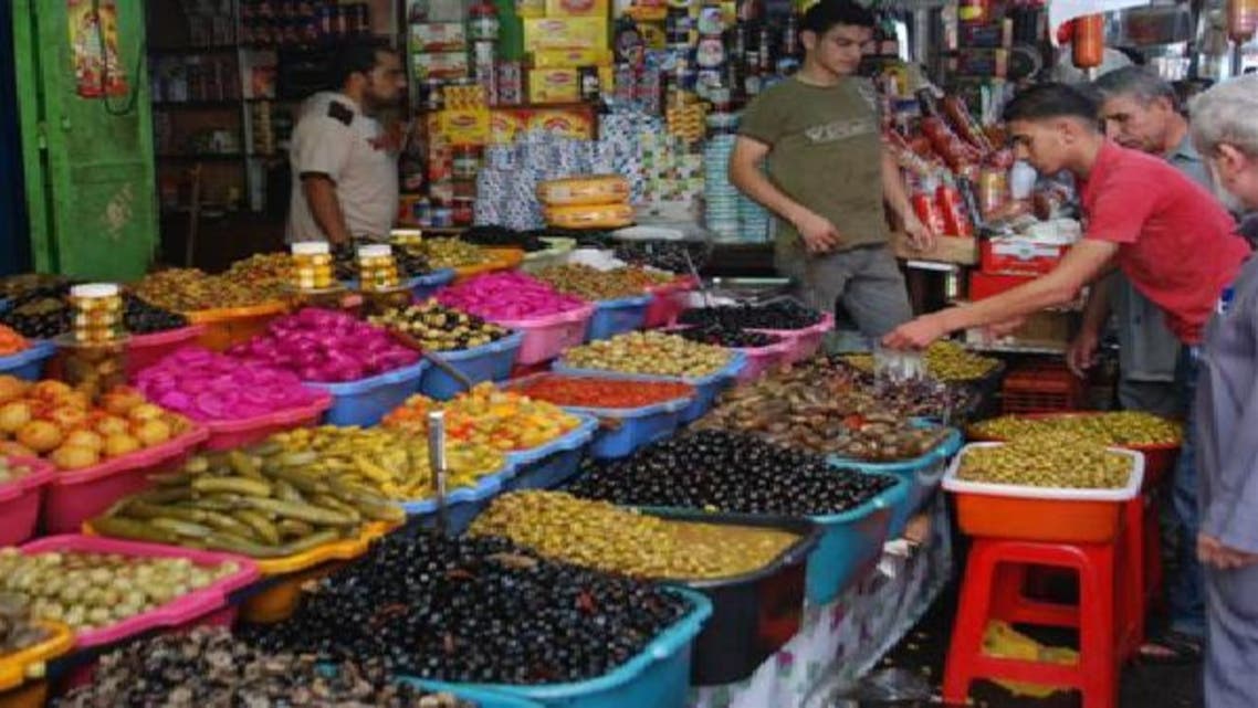 الغزاويون يتخوفون من احتكار التجار مواد التموين