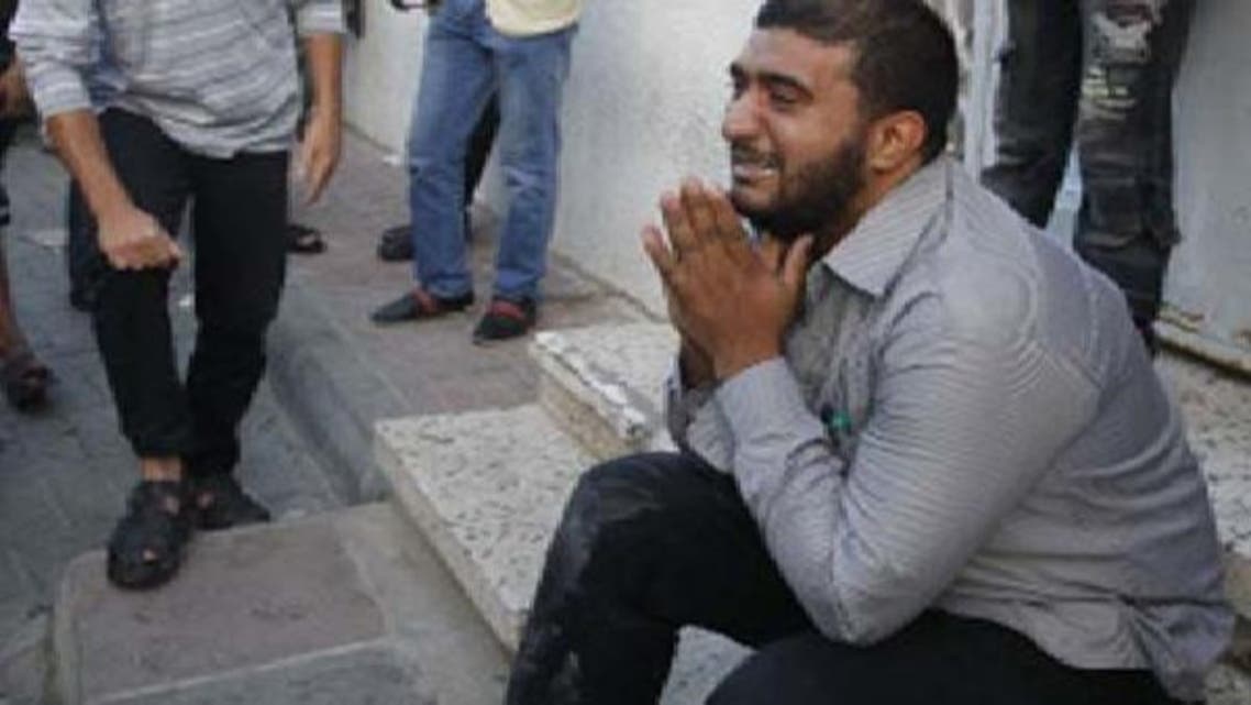 ایک فلسطینی حماس کے عسکری شعبے کے سربراہ کی اسرائیلی حملے میں شہادت پر نوحہ کناں ہے