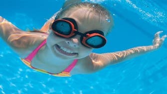 تعلم السباحة في سن مبكرة يزيد من ذكاء الطفل