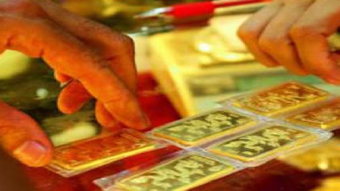 الذهب يحتفظ بمكاسب طفيفة مقابل ارتفاع الدولار
