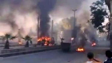 دمشق کے علاقے حجرالاسود میں ٹائروں اور کوڑا کرکٹ کو لگائی گئی آگ سے دھواں اٹھ رہا ہے