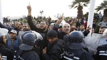 حکمراں اسلامی جماعت کے کارکنان دارالحکومت تیونس میں لیبر یونین کے خلاف احتجاجی مظاہرہ کررہے ہیں۔