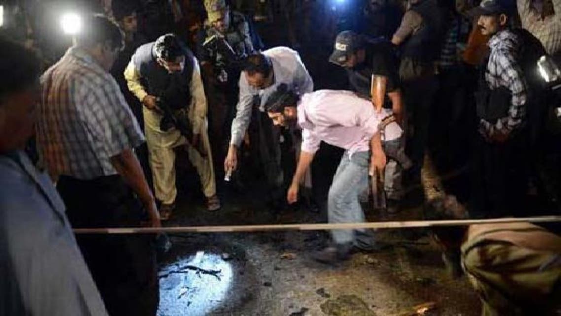 کراچی میں سکیورٹی اہلکار بم دھماکے کی جگہ سے شواہد اکٹھے کر رہے ہیں