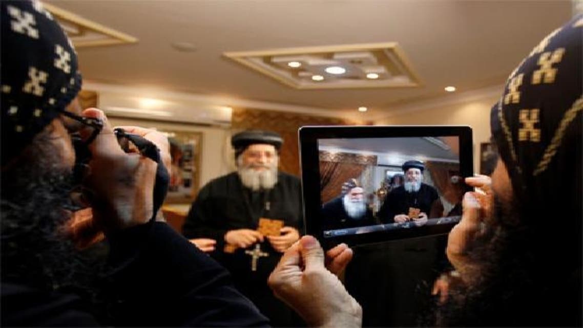 مجموعة من الأقباط يلتقطون الصور للأنبا تواضروس