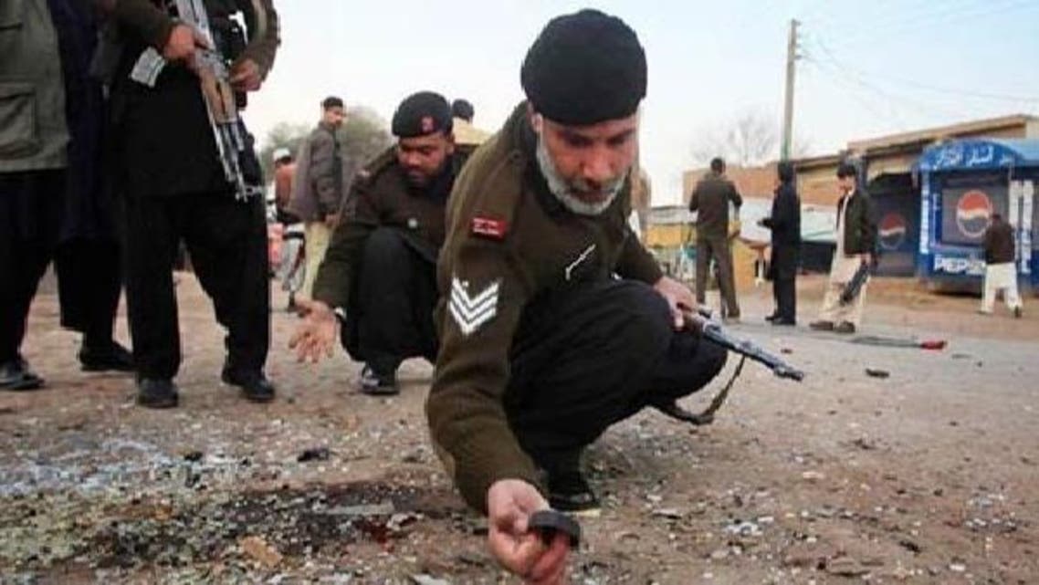 سکیورٹی فورسز کے اہلکار بم دھماکے کی جگہ سے شواہد اکٹھے کر رہے ہیں