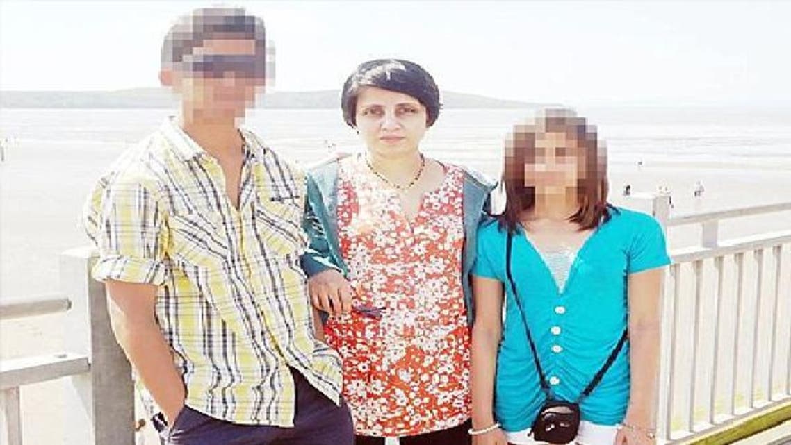 الممرضة الضحية جاسينتا سالدانا وسط طفليها