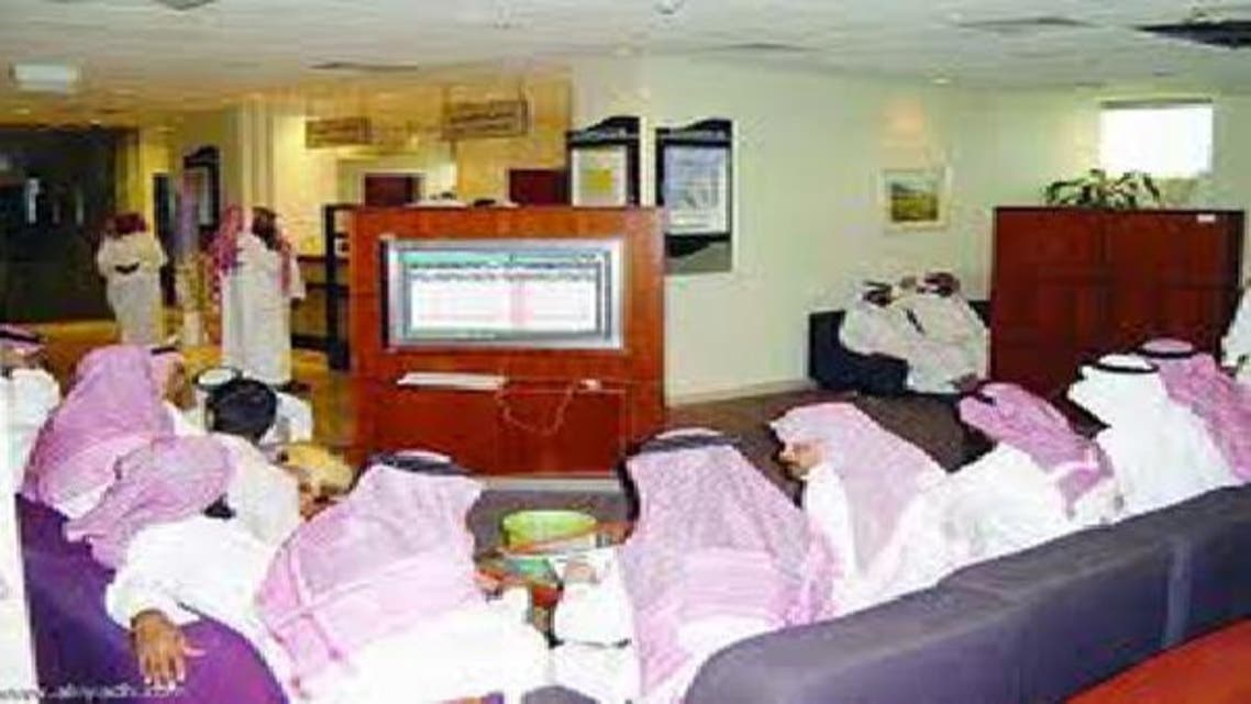 متداولون يتابعون الأسعار في السوق السعودية