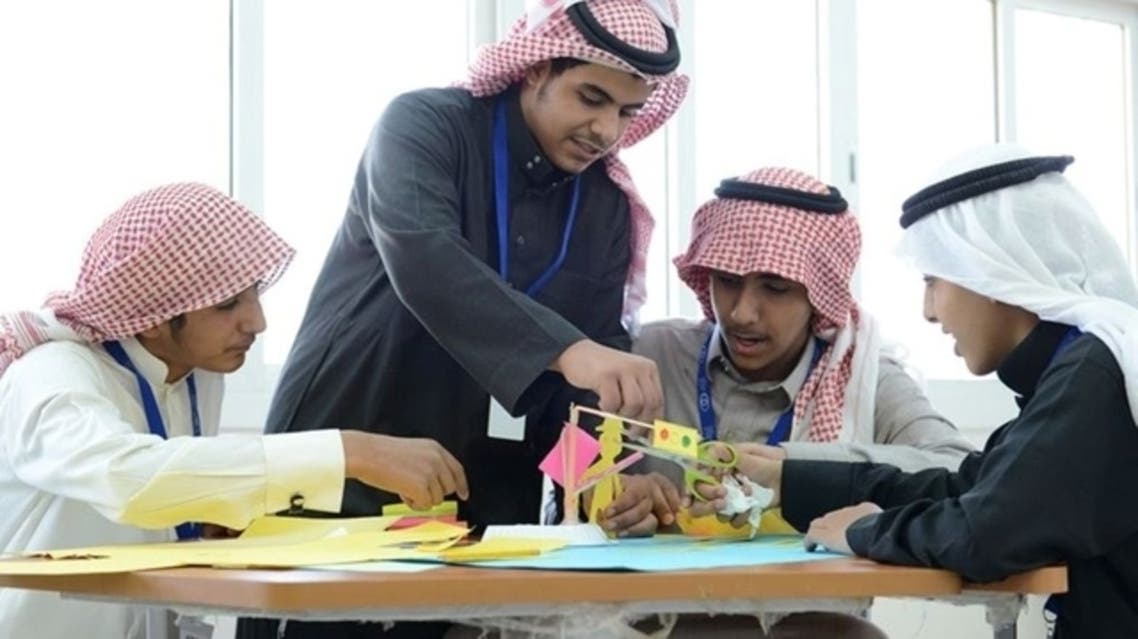 An iDiscover team member provides training for students in Hail. (Al Arabiya)