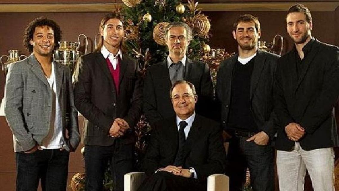 رئيس نادي ريال مدريد بيريز مع اللاعبين