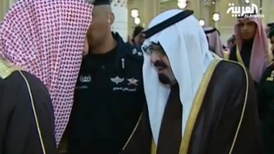 Saudi King Abdullah (right) receives condolences from the Kingdom's Mufti Sheikh Abdulaziz bin Abdullah Al Al-Shiekh. (Al Arabiya)