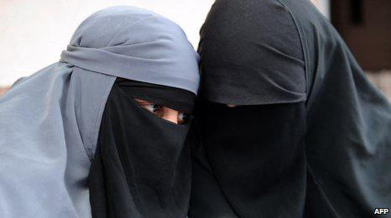 Frenchman rips off Muslim woman’s veil - Al Arabiya English