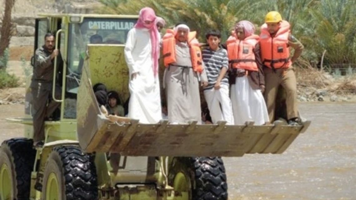 العريس الستيني منقولاً على الشيول مع عائلته