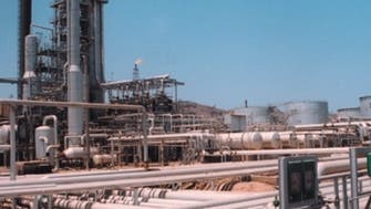 جماعة الحوثي تفرغ النفط من أنبوب تصدير والشرعية تحذر