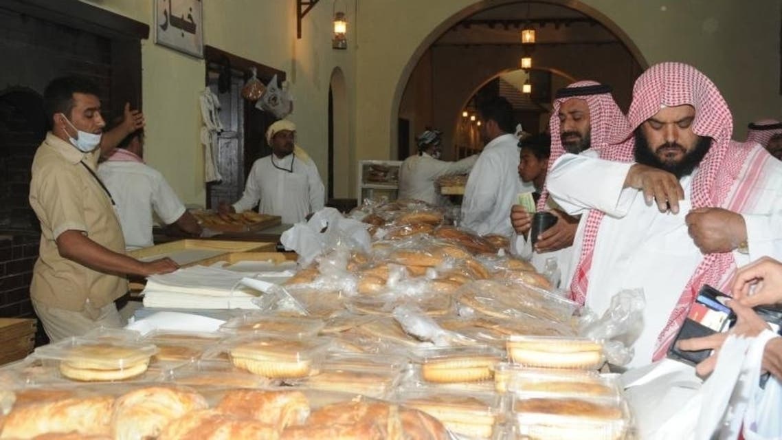 رائحة الخبز تجذب زوار الجنادرية