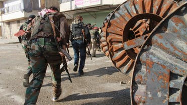 Free Syrian Army fighters carry their weapons as they move towards their positions during an infiltration operation in Aleppo's neighbourhood of Salaheddine April 21, 2013. (ReuterS)