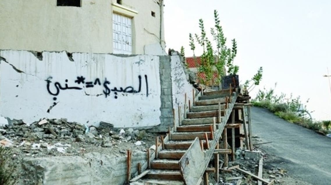 توسعة طريق "تعلق" سكان حي في الطائف.. والحل سلالم حديدية