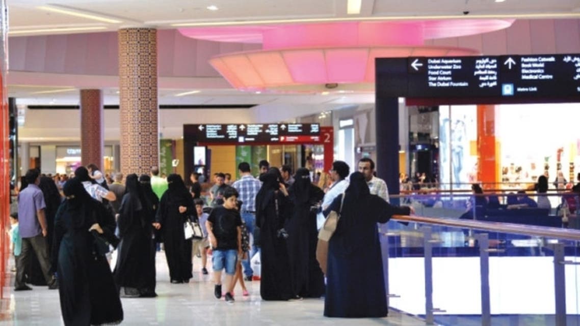 سياح سعوديون في أحد مراكز التسوق بدبي