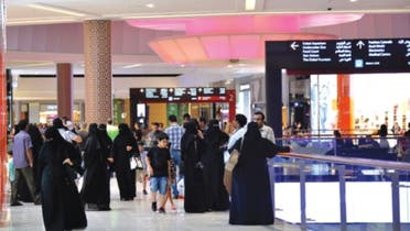 سياح سعوديون في أحد مراكز التسوق بدبي
