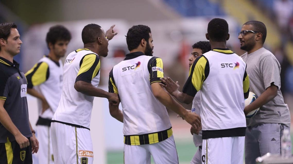 جالب الكرات" لحارس اتحاد جدة: لا تشتم أميّ .. لست خادماً عندك