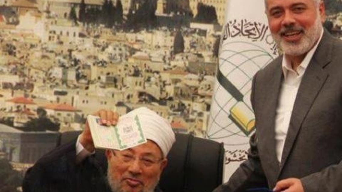 إسماعيل هنية، رئيس الحكومة المقالة في غزة، يمنح جواز سفر فلسطيني للدكتور يوسف القرضاوي