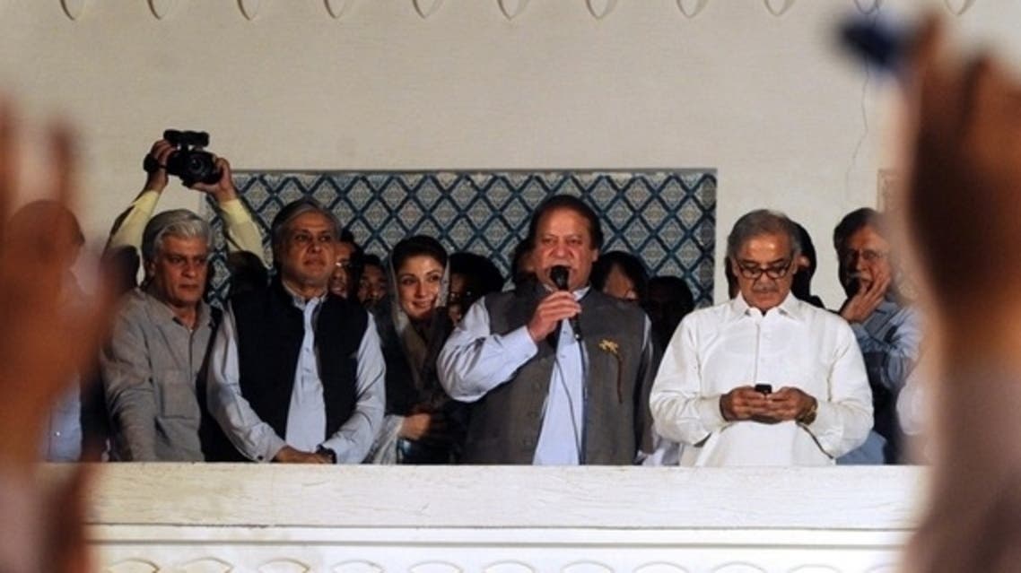 نواز شریف اپنے دفتر ماڈل ٹاؤں کی بال کنی سے 'اعلان فتح' کر رہے ہیں