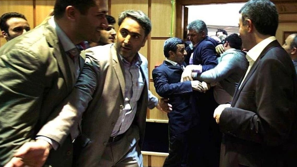 أحمدي نجاد محصور بين محتدشدين يوم تسجيل مشائي لاسمه السبت