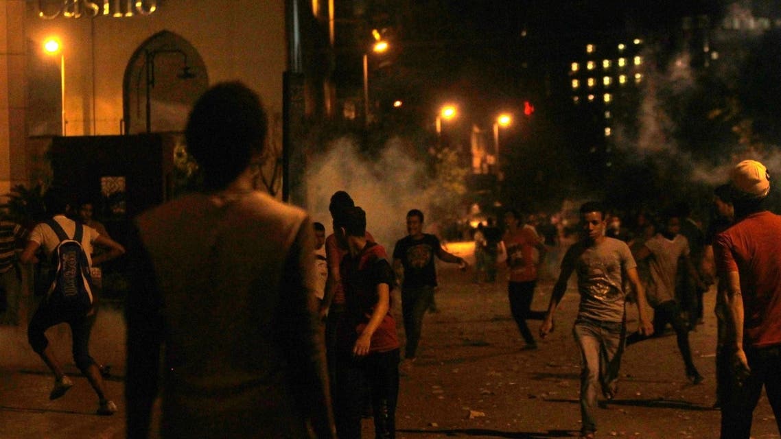 Protesters opposing Egyptian President Mohamed Mursi flee from tear gas fired by riot police during clashes along Qasr Al Nil bridge, which leads to Tahrir Square, in Cairo May 17, 2013. Reuters