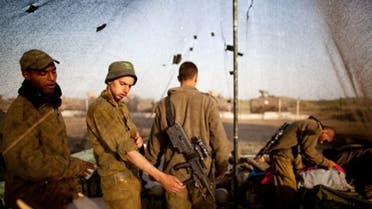 Israeli soldiers of the Golani brigade prepare during a military exercise May 7, 2013 near the border with Syria, in the Israeli-annexed Golan Heights. AFP