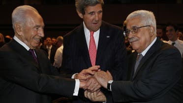 Secretary of State John Kerry (C) shakes hands with Israeli President Shimon Peres (L) and Palestinian President Mahmoud Abbas at a meeting at the Dead Sea, May 26, 2013. (Reuters)