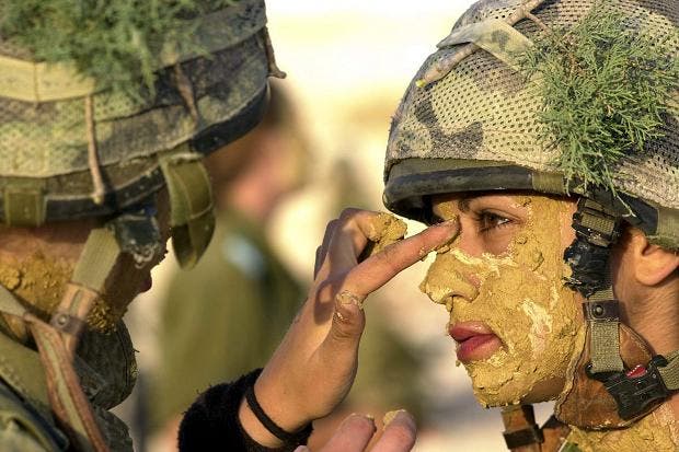 Female Israeli soldiers punished for racy photos