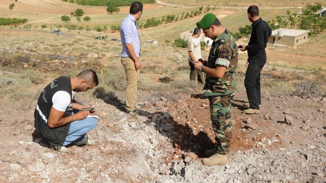 عناصر من الجيش اللبناني يتفقدون مواقع سقوط صواريخ