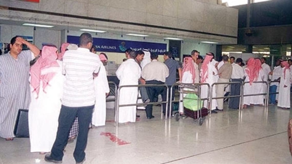 سعوديين في المطار