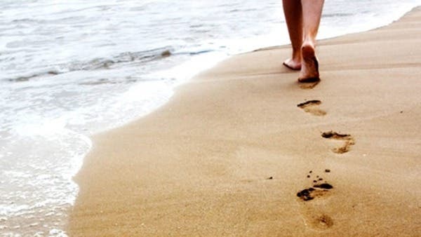 المشي على رمال البحر الصلبة يقوي عضلات القدمين