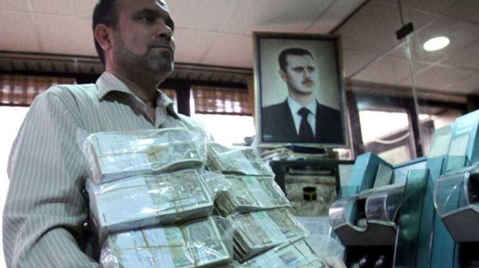 الليرة السورية تهوي لأدنى مستوياتها مقابل الدولار