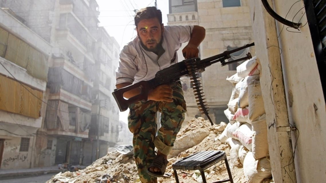 عنصر من الجيش الحر اثناء الاشتباكات مع قوات النظام في حي صلاح الدين في حلب