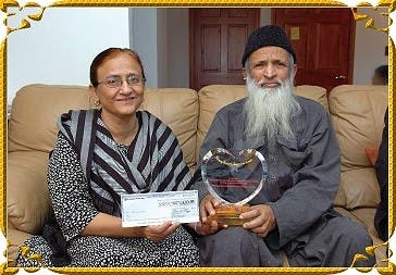 مرحوم عبدالستار ایدھی کی اپنی اہلیہ بلقیس بیگم کے ساتھ ایک یاد گار تصویر۔ فائل