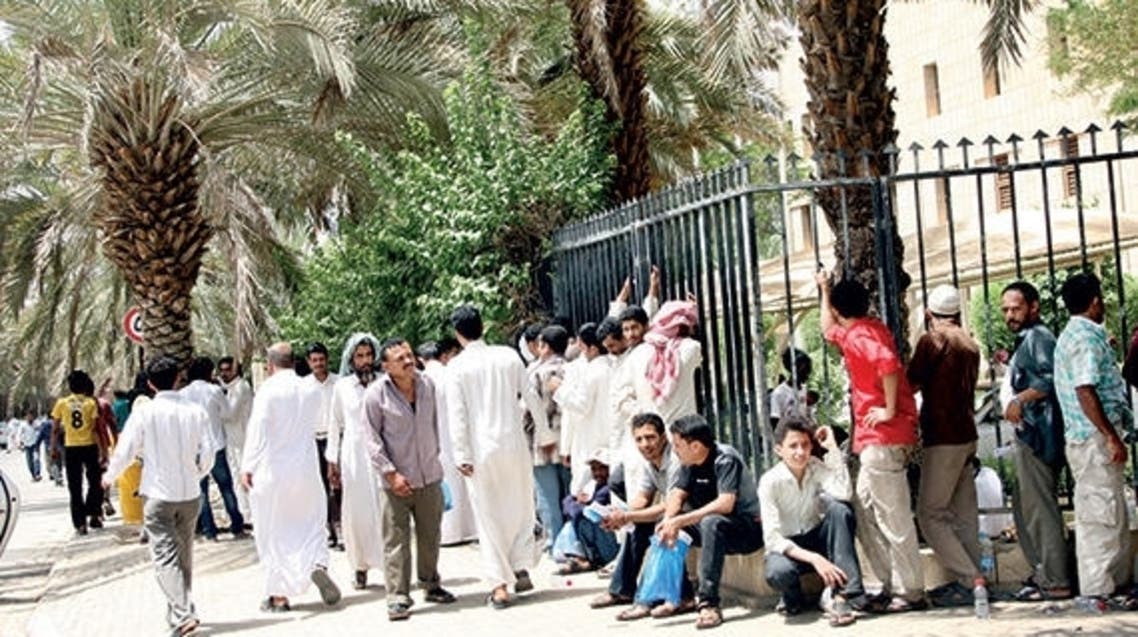 عمالة يمنية أمام سفارتها في الرياض