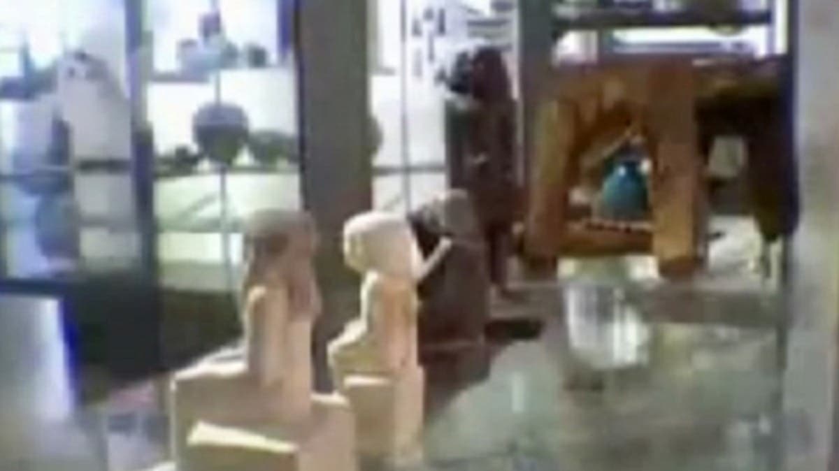 تمثال فرعوني يتحرك من تلقاء نفسه في متحف بريطاني