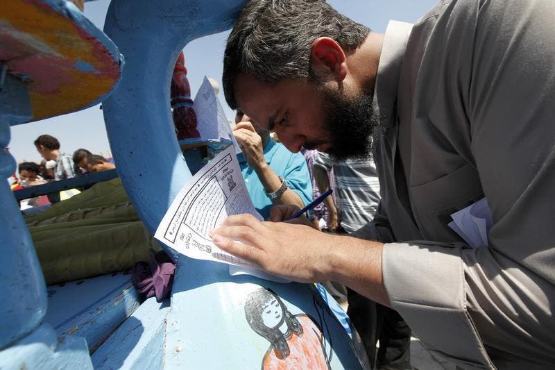 A man signing Tagarod campaign