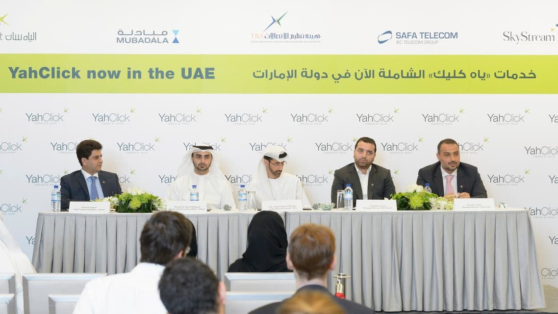 Shawkat Ahmed, chief commercial officer of YahSat (left), at the launch of the YahClick satellite broadband service. (Image courtesy: YahSat)