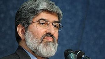 نائب بالبرلمان الإيراني يكشف جهاز تنصت وكاميرا في مكتبه