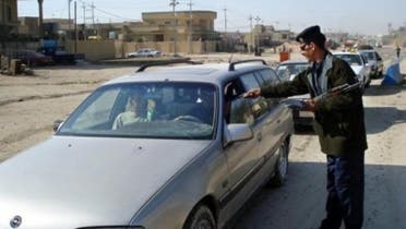 Iraqi border policemen check cars a checkpoint in the city of Fallujah, west of Baghdad. (File photo: AFP)