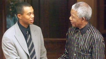 South African President Nelson Mandela (R) shakes hands with Tiger Woods, Nov. 30, 1998 in Johannesburg. (AFP)