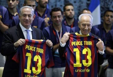 Israeli President Shimon Peres (R) and Israeli Prime Minister Benjamin Netanyahu (L) in Jerusalem on August 4, 2013 (Pool/AFP, Lior Mizrahi)