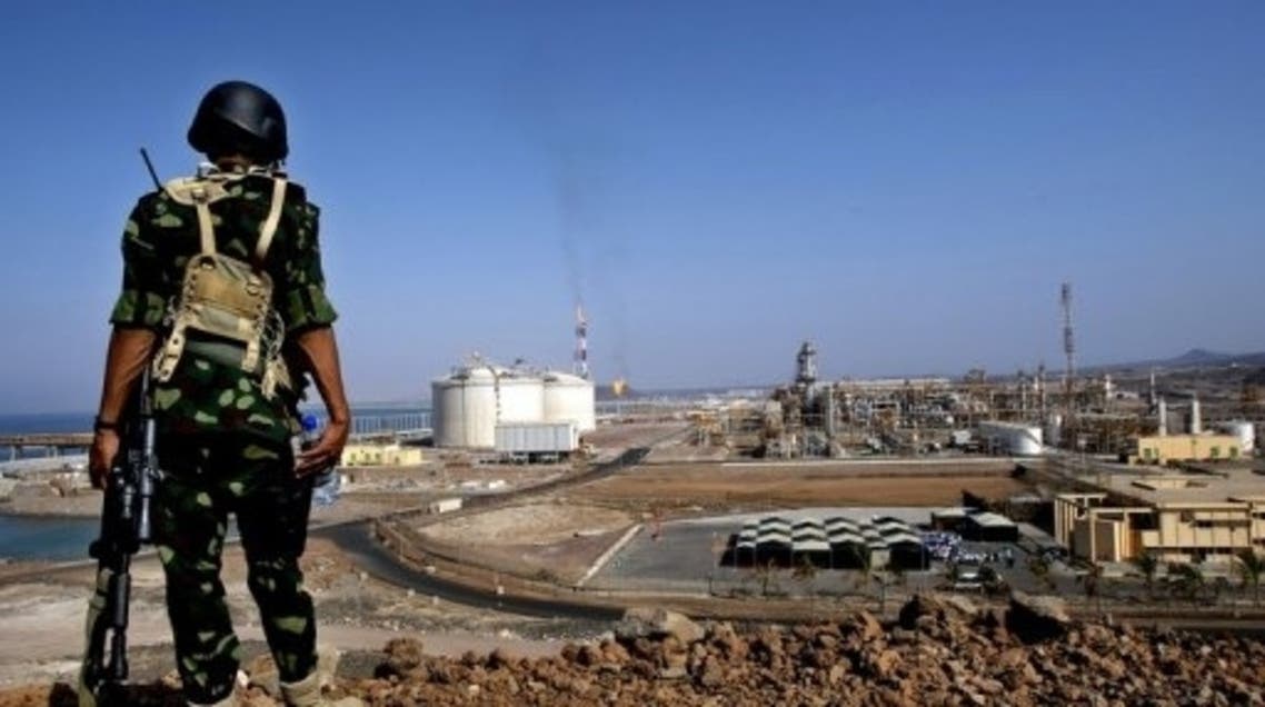 A Yemeni soldier stands guard at the Balhaf gas terminal on the Gulf of Aden, on November 7, 2009 (AFP/Fil