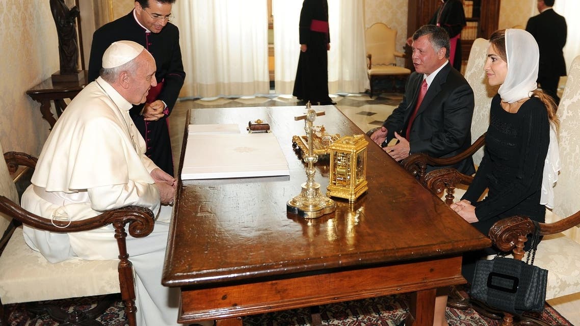 Pope Francis (L) talks with King of Jordan Abdullah II Ibn Hussein and his wife Rania (R) during a private audience on August 29, 2013 at the Vatican. AFP