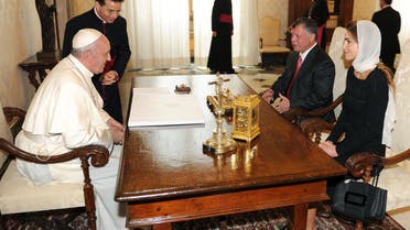 Pope Francis (L) talks with King of Jordan Abdullah II Ibn Hussein and his wife Rania (R) during a private audience on August 29, 2013 at the Vatican. AFP