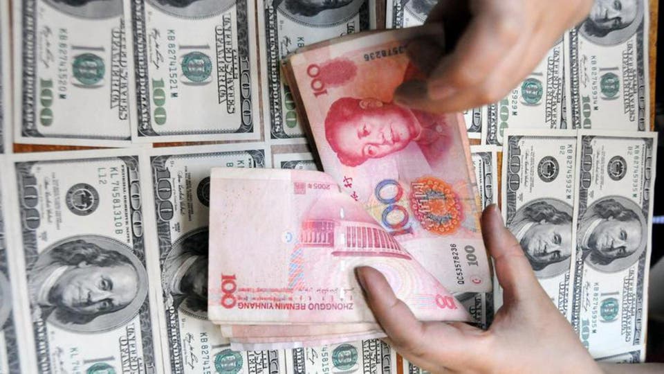 اليوان يبلغ أدنى مستوى بـ11 عاما وبنوك صينية تدعم العملة