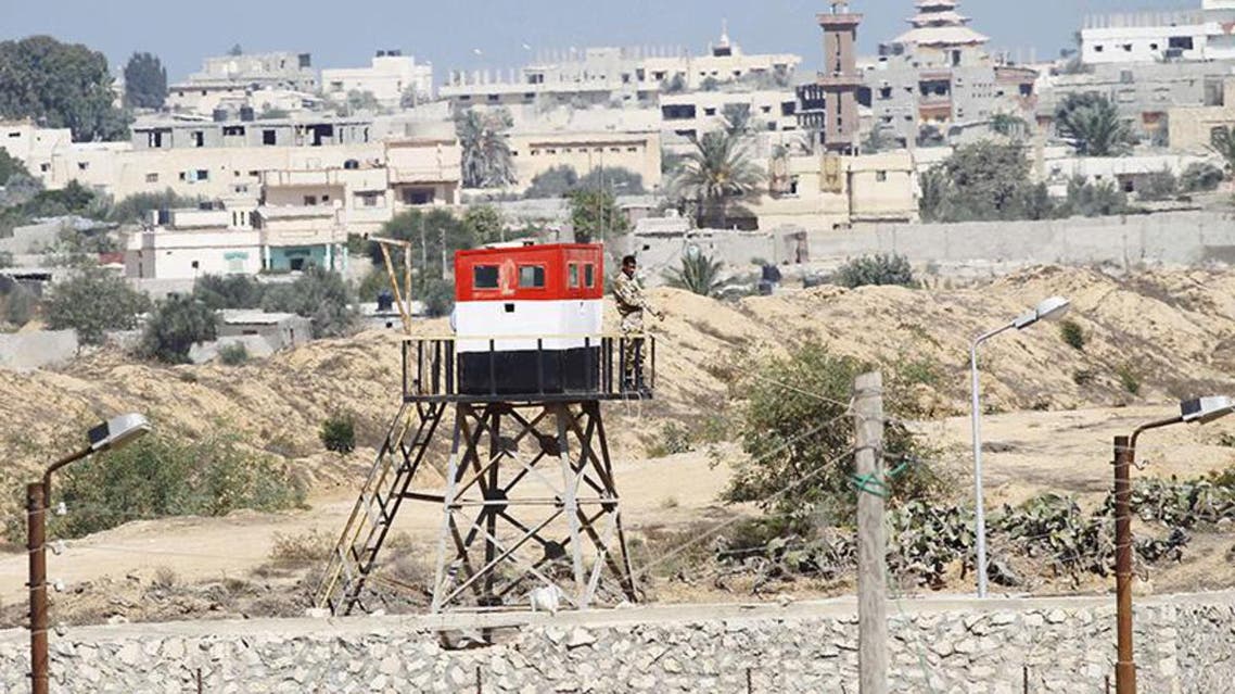 جندي من الجيش المصري يتمركز في نقطة مراقبة على الحدود مع غزة في رفح