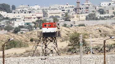 جندي من الجيش المصري يتمركز في نقطة مراقبة على الحدود مع غزة في رفح